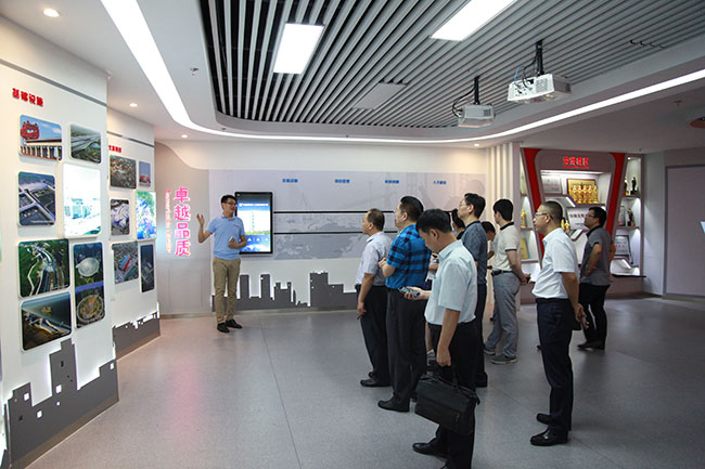 調研組參觀中建二局企業(yè)文化展廳.jpg